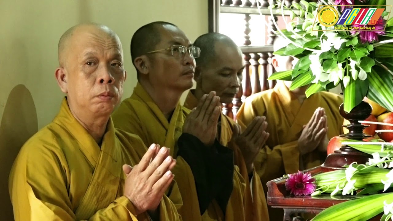 Thủ Thừa, chùa Kim Cang tổ chức lễ Tưởng niệm HT. Thích Tắc Ngộ Cài  hoa hồng dâng cúng Pháp y