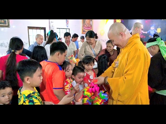Long An: Huyện Châu Thành, Chùa Hưng Long phát 300 phần quà cho thiếu niên nhi đồng