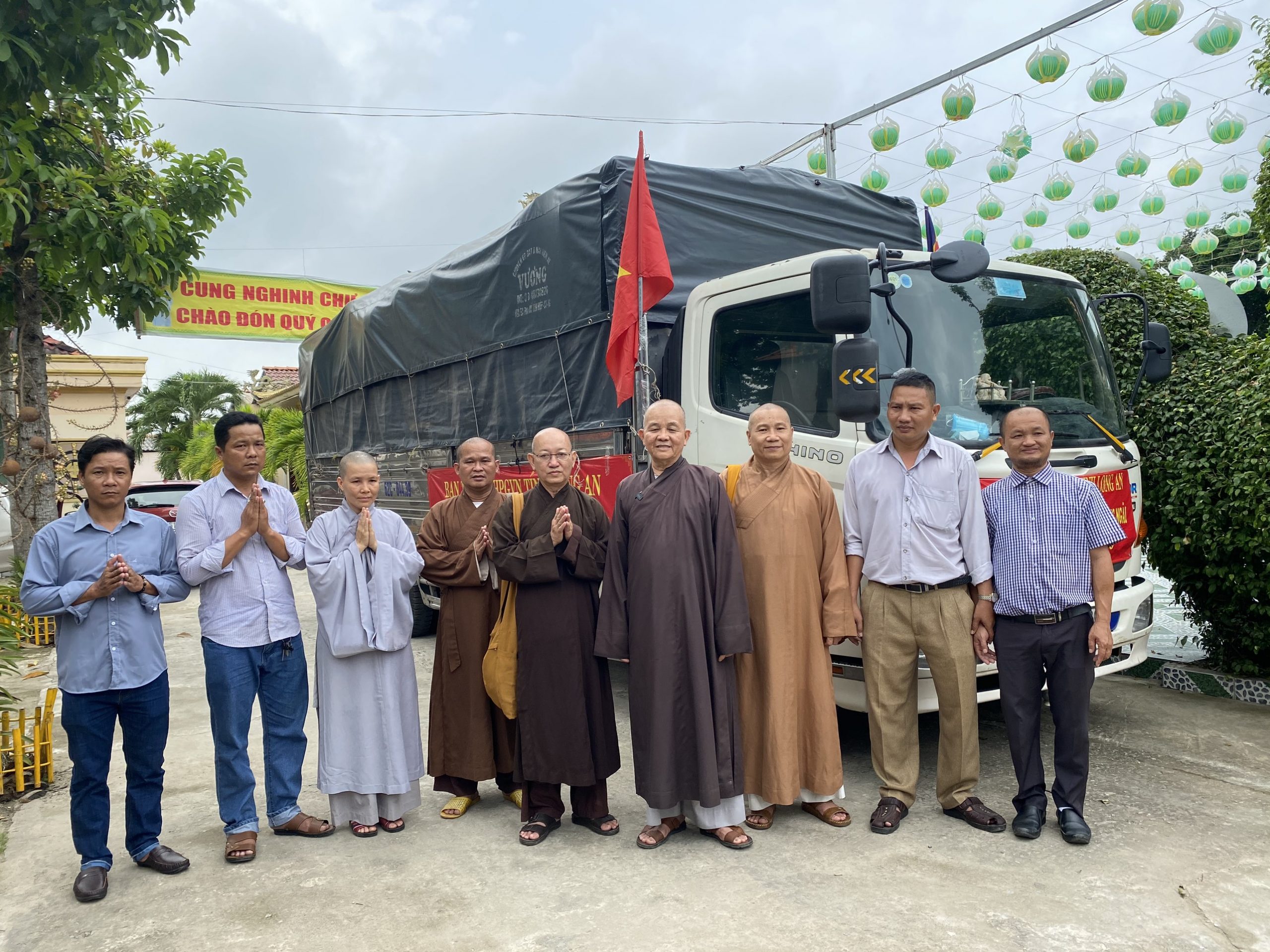 Đoàn xe Phật giáo Long An chở hàng cứu trợ đồng bào Miền Trung