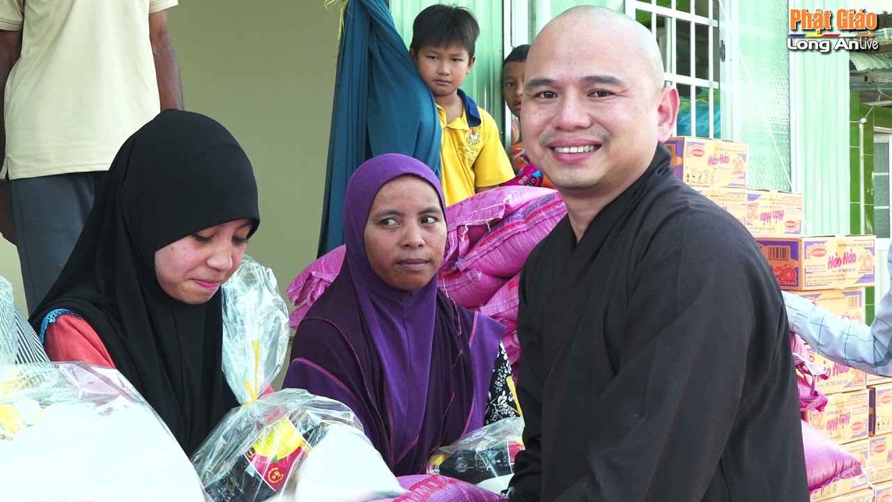 Chùa Pháp Thạnh tặng quà cho bà con người chăm