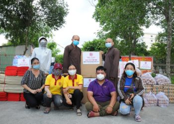Ban Trị sự GHPGVN huyện Thạnh hóa và Chùa Ân Thọ tiếp tế đến Bệnh viện đa khoa Long An