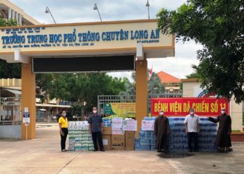 Ban Dân vận Tỉnh ủy, Hội Chữ thập đỏ tỉnh, Ban Trị sự GHPGVN tỉnh Long An và chùa Ân Thọ thăm và tặng quà đến Bệnh viện Dã chiến số 11 tại Trường THPT Chuyên Long An