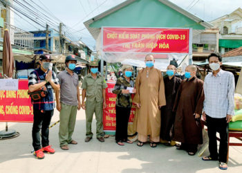 Ban Trị sự GHPGVN huyện Đức Hòa trao tặng quà khu cách ly, phong tỏa Thị trấn Hiệp Hòa