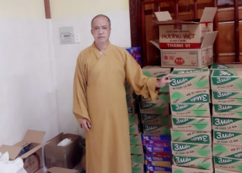 Ban Trị sự Phật giáo huyện Thủ Thừa ủng hộ 50 triệu đồng cho phiên chợ không đồng.