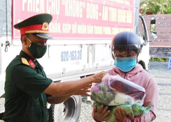 Ban Trị sự Phật giáo huyện Thủ Thừa ủng hộ 50 triệu đồng cho phiên chợ không đồng.