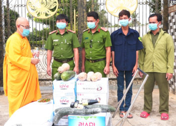 Tăng Ni xã Bình Quới huyện Châu Thành tặng quà Cán bộ lực lượng chốt kiểm dịch