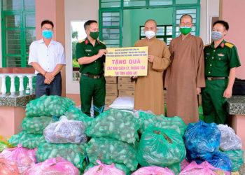 Tân Thạnh: Ban Trị sự Giáo hội Phật giáo Việt Nam Tỉnh Long An tặng quà bếp ăn tập thể khu cách ly tập trung của huyện