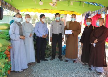 Ban Trị sự GHPGVN huyện Đức Hòa thăm, tặng quà 6 khu vực phong tỏa tại huyện Đức Hòa