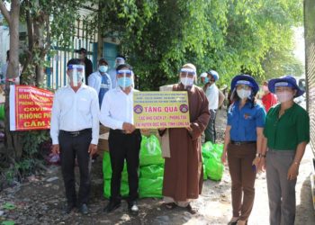 Ban Trị sự GHPGVN huyện Đức Hòa & chùa Pháp Minh trao tặng 432 phần quà cho các khu cách ly, phong tỏa tại huyện Đức Hòa