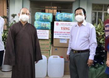 Chùa Ân Thọ tặng quà đến Bệnh viện Dã chiến số 21 tại Trường Cao đẳng Sư phạm Long An