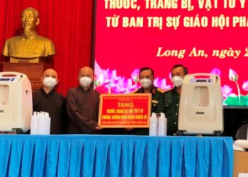 Ban Trị sự GHPGVN tỉnh tặng quà phòng, chống dịch Covid -19 đến Bộ Chỉ huy Quân sự tỉnh Long An