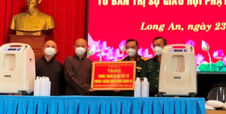 Ban Trị sự GHPGVN tỉnh tặng quà phòng, chống dịch Covid -19 đến Bộ Chỉ huy Quân sự tỉnh Long An