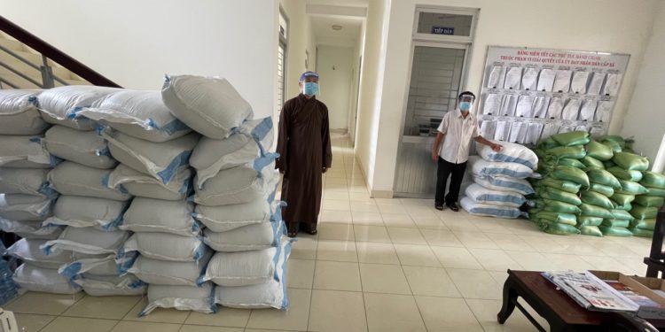 Phật giáo huyện Tân Trụ ủng hộ đồng bào khó khăn trong đại dịch Covid-19