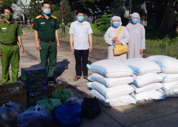 Huyện Châu Thành: Chùa An Châu, xã An Lục Long thăm tặng quà tại 2 Khu cách ly huyện Châu Thành.