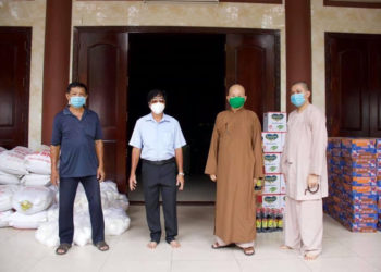 Tân An:  Chùa Thiên Châu ủng hộ phòng chống dịch hơn 400 triệu đồng.