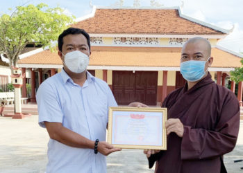 Huyện Cần Giuộc: Nhiều tự viện trong huyện tặng quà cho bà con anh hưởng dịch bệnh.