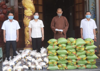 Huyện Tân Thạnh: Chùa Giác Hoa tặng quà cho bà con ảnh hưởng dịch bệnh