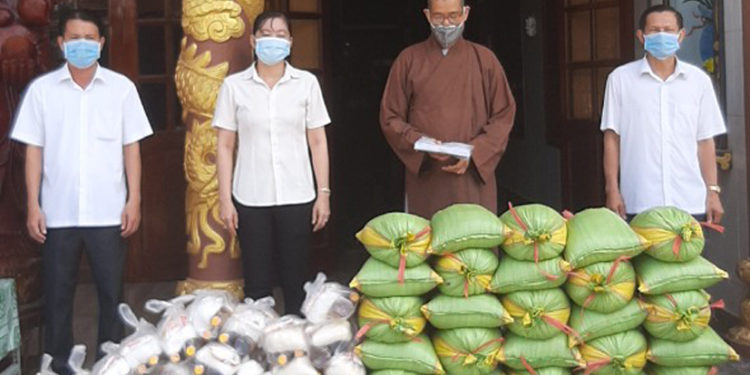 Huyện Tân Thạnh: Chùa Giác Hoa tặng quà cho bà con ảnh hưởng dịch bệnh