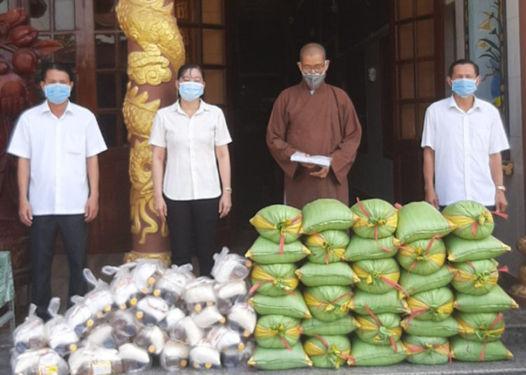 Huyện Tân Thạnh: Chùa Giác Hoa tặng quà cho bà con ảnh hưởng dịch bệnh