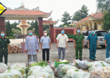 Huyện Đức Huệ: Ban Trị sự GHPGVN huyện thăm, tặng quà các chốt, đồn biên phòng và chốt kiểm soát dịch bệnh