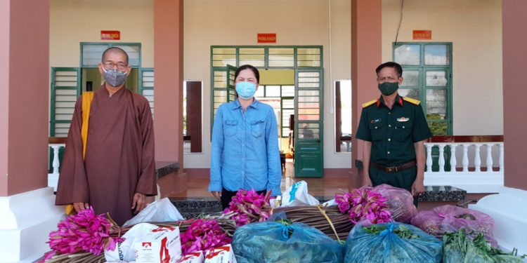 Huyện Tân Thạnh: Ban Trị sự Phật giáo huyện thăm bệnh viện dã chiến, khu cách ly tập trung