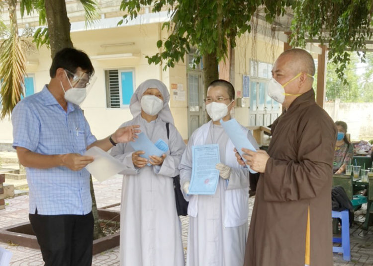 Ban Trị sự GHPGVN huyện Bến Lức đã thực hiện Chương trình “Trao quà tình người giữa mùa dịch Covid”