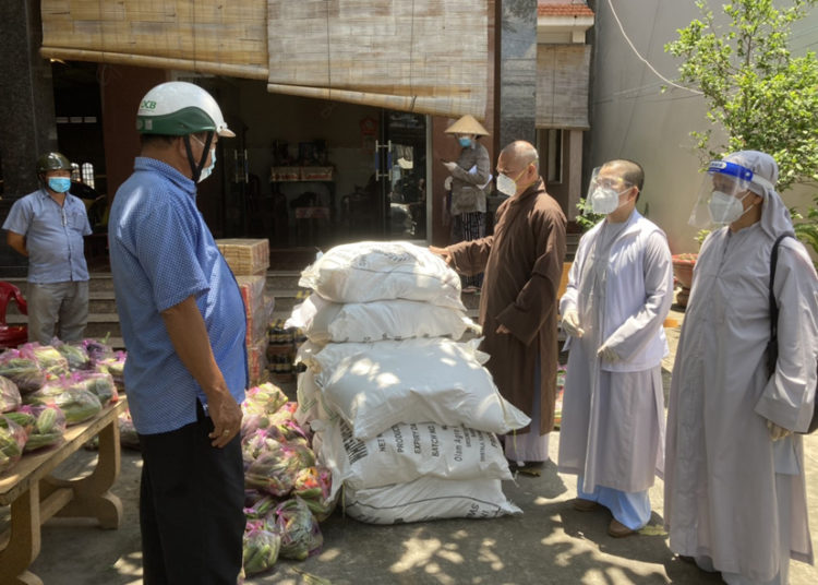 Ban Trị sự GHPGVN huyện Bến Lức đã thực hiện Chương trình “Trao quà tình người giữa mùa dịch Covid”