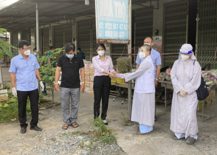 Ban Trị sự GHPGVN huyện Bến Lức đã thực hiện Chương trình “Trao quà tình người giữa mùa dịch Covid”