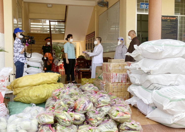 Ban Trị sự GHPGVN huyện Bến Lức đã thực hiện Chương trình “Trao quà tình người giữa mùa dịch Covid”
