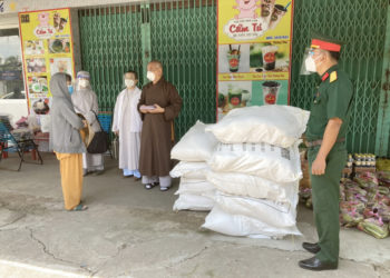 Ban Trị sự GHPGVN huyện Bến Lức đã thực hiện Chương trình “Trao quà tình người giữa mùa dịch Covid”