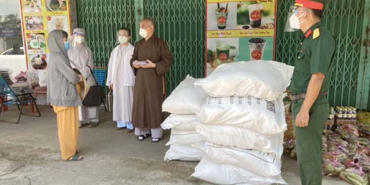 Ban Trị sự GHPGVN huyện Bến Lức đã thực hiện Chương trình “Trao quà tình người giữa mùa dịch Covid”