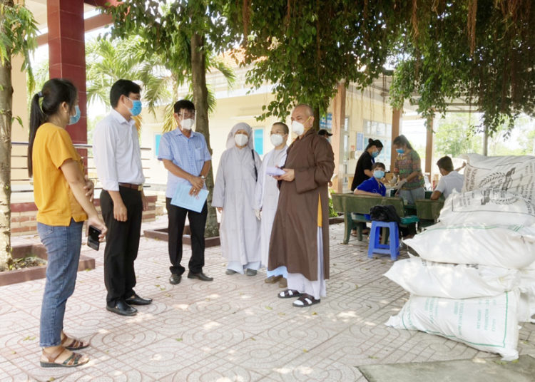 Ban Trị sự GHPGVN huyện Bến Lức đã thực hiện Chương trình “Trao quà tình người giữa mùa dịch Covid”