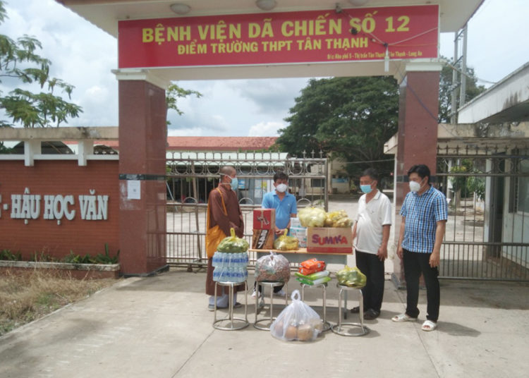 Huyện Tân Thạnh: Ban Trị sự Phật giáo huyện thăm bệnh viện dã chiến, chốt kiểm dịch