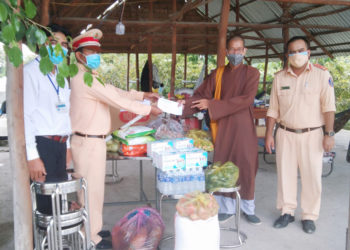 Huyện Tân Thạnh: Ban Trị sự Phật giáo huyện thăm bệnh viện dã chiến, chốt kiểm dịch