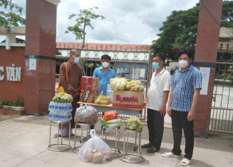 Huyện Tân Thạnh: Ban Trị sự Phật giáo huyện thăm bệnh viện dã chiến, chốt kiểm dịch