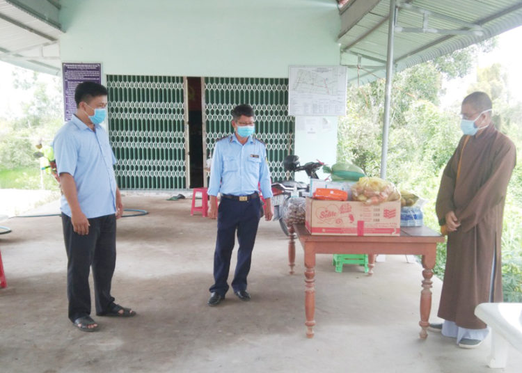 Huyện Tân Thạnh: Ban Trị sự Phật giáo huyện thăm bệnh viện dã chiến, chốt kiểm dịch