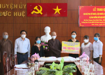 Video Hoà thượng Thích Minh Thiện thăm tặng 1000 phần quà cho bà con bị ảnh hưởng dịch bệnh