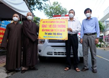 Ban Trị sự Giáo hội Phật giáo VN tỉnh Long An tặng xe cứu thương hỗ trợ phòng, chống dịch