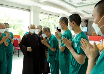 Trung ương Giáo hội Phật giáo Việt Nam thăm và tặng quà trung tâm hồi sức Covid-19 tỉnh Long An thuộc Bệnh viện Trung ương Thái Nguyên