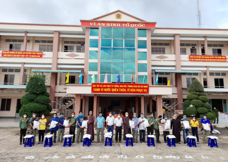 Phật giáo tỉnh Long An trao tặng 60 tấn gạo cho người dân khó khăn do ảnh hưởng dịch Covid-19