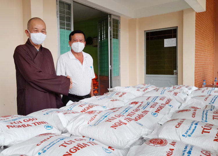 Phật giáo tỉnh Long An trao tặng 60 tấn gạo cho người dân khó khăn do ảnh hưởng dịch Covid-19