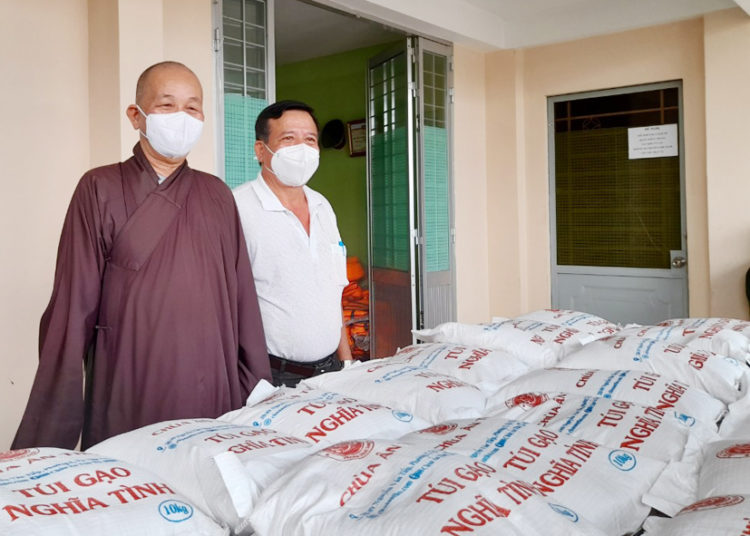 Phật giáo tỉnh Long An trao tặng 60 tấn gạo cho người dân khó khăn do ảnh hưởng dịch Covid-19