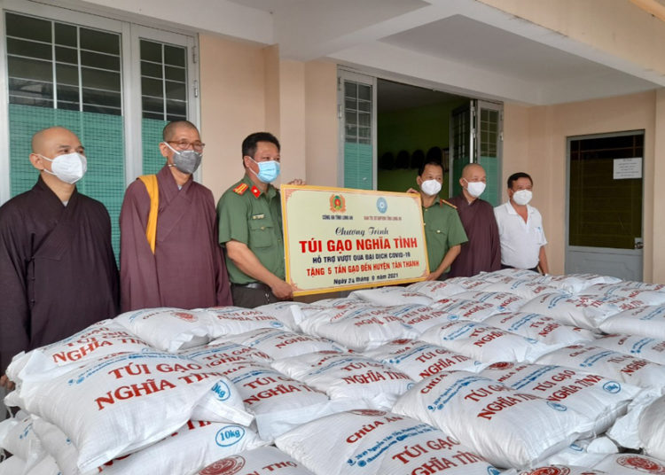 Phật giáo tỉnh Long An trao tặng 60 tấn gạo cho người dân khó khăn do ảnh hưởng dịch Covid-19