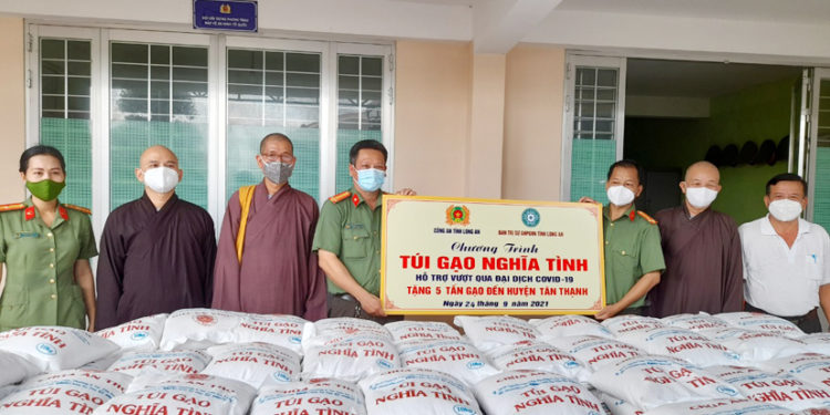 Phật giáo tỉnh Long An trao tặng 60 tấn gạo cho người dân khó khăn do ảnh hưởng dịch Covid-19