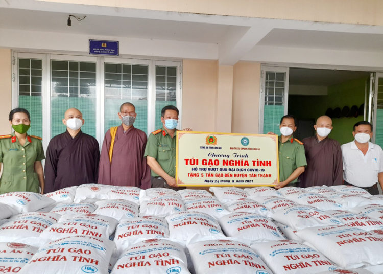 Phật giáo tỉnh Long An trao tặng 60 tấn gạo cho người dân khó khăn do ảnh hưởng dịch Covid-19