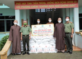 Túi gạo nghĩa tình: Trao tặng 16 tấn gạo đầu tiên đến 2 huyện là Cần Giuộc và Cần Đước