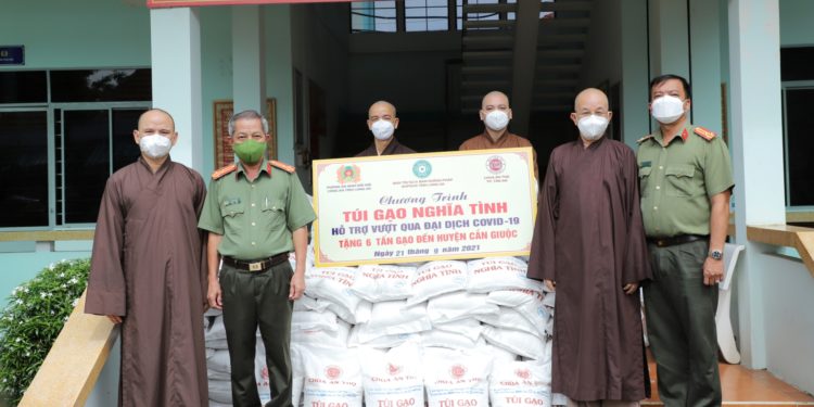 Túi gạo nghĩa tình: Trao tặng 16 tấn gạo đầu tiên đến 2 huyện là Cần Giuộc và Cần Đước