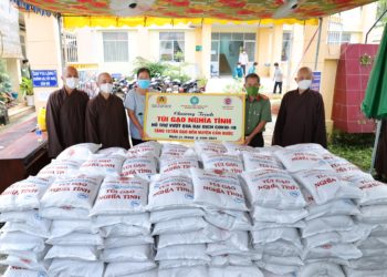 Túi gạo nghĩa tình: Trao tặng 16 tấn gạo đầu tiên đến 2 huyện là Cần Giuộc và Cần Đước