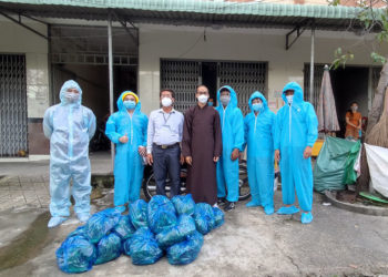 Ban Trị sự GHPGVN huyện Đức Hòa trao tặng 3500 phần rau củ quả cho các khu cách ly, bà con khó khăn.