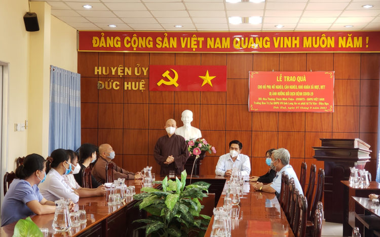 Phật giáo Long An phát 1000 phần quà trị giá 350 triệu đồng